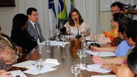 Interpreting Mayor Micarla de Sousa in Natal and South African Delegation in the City Hall premises (2010)